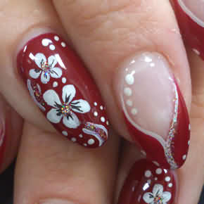 Teils rotes Full Cover und rotem French in V Form mit weißen Blumen in Pinselmalerei und Mantelform
