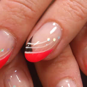 Neon rotes, schwarzes French mit weißer Pinselmalerei und abgerundeten Nägeln