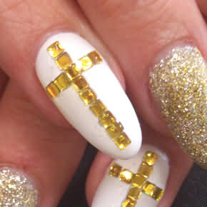 Glitzer Goldene und weiße Full Cover Nägel mit einem Kreuz aus Goldenen Pailletten in Mantelform