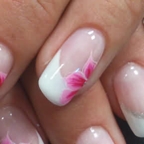 Weißes French mit rosaner Pinselmalerei Bluete und silbernen Glitzer Zierstreifen