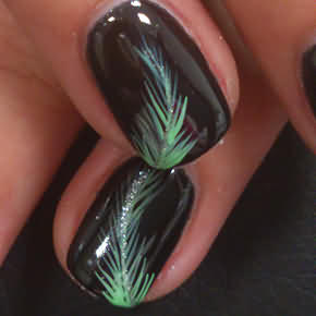 Schwarzes Full Cover mit grünen Nadelbaum Zweigen Pinselmalerei