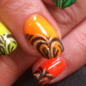 Bunte Full Cover Gel Nägel orange, gelb, rot, grün mit schwarzem Tribal und Goldenem Glitzer