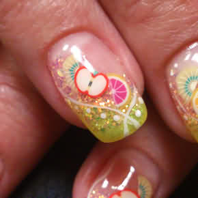 Gelbes French mit Glitzerstaub und Fimo Shapes Apfel Kiwi Grapefrucht und weißen Linien